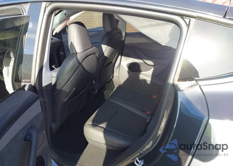 2026 Tesla Model Y Long Range Dual Motor All-Wheel Drive z USA, uszkodzony, nr VIN 7SAYGDED2TF385362